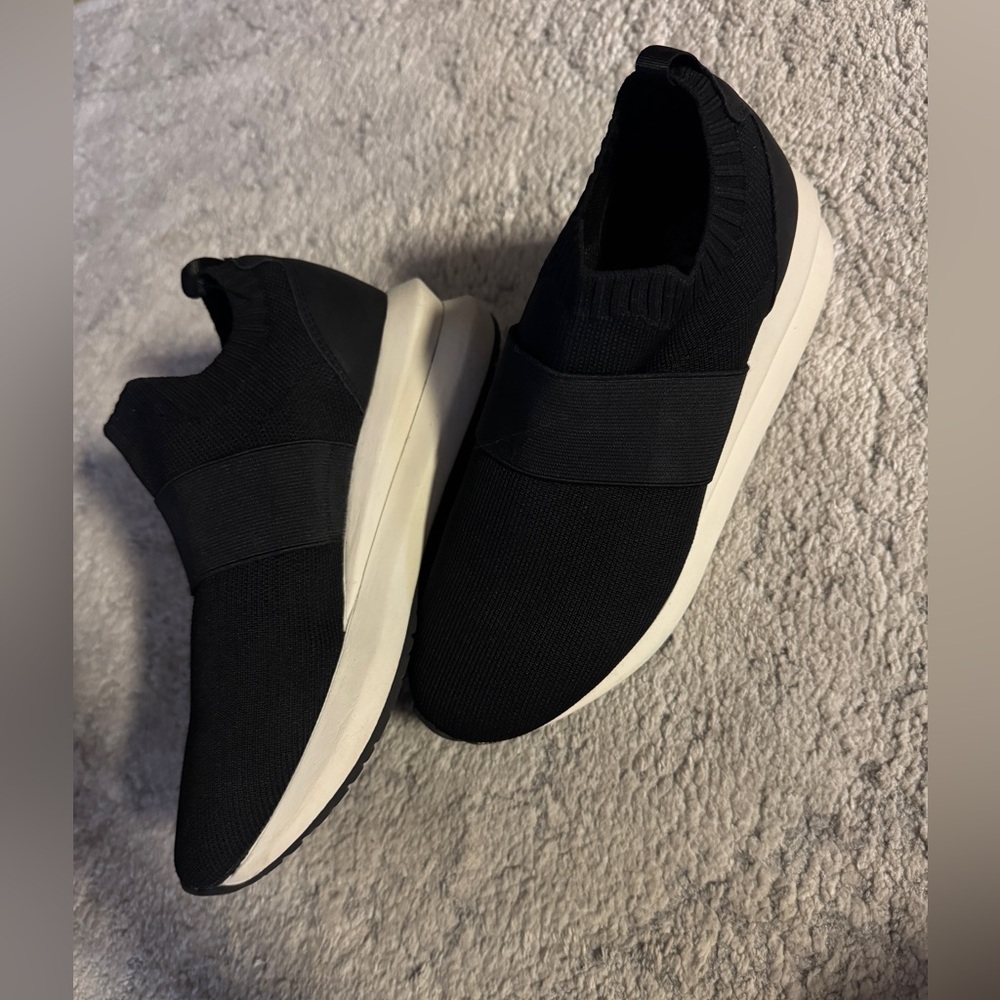Like new Vince Camuto slip on sneakers add style and comfort to any outfit🖤